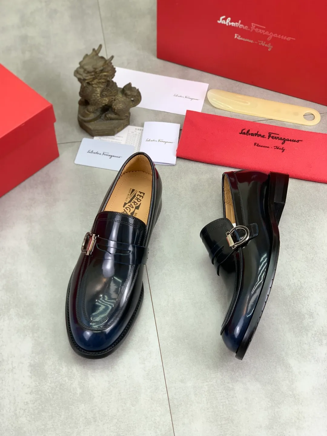 Men's Men's Shoes 💰P562💰[New Style] Water-dyed Niuli 🆘[Salvatore Ferragamo] Ferragamo's latest casual business leather shoes for men! Listed simultaneously! The fabric is made of specially imported original open-edge beaded calfskin, and the interior is made of imported water-dyed cowhide. It is absolutely luxurious and leads the fashion trend. Matching code: 38-44 (45 and 46 can be customized) Black, brown and burgundy colors available